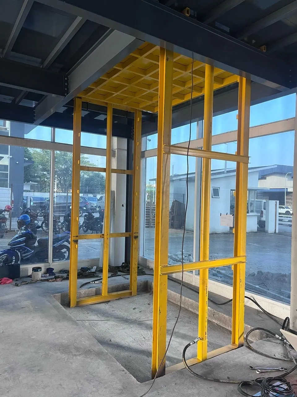 At Customer Site Installation Of Warehouse Hydraulic Lift Lifter